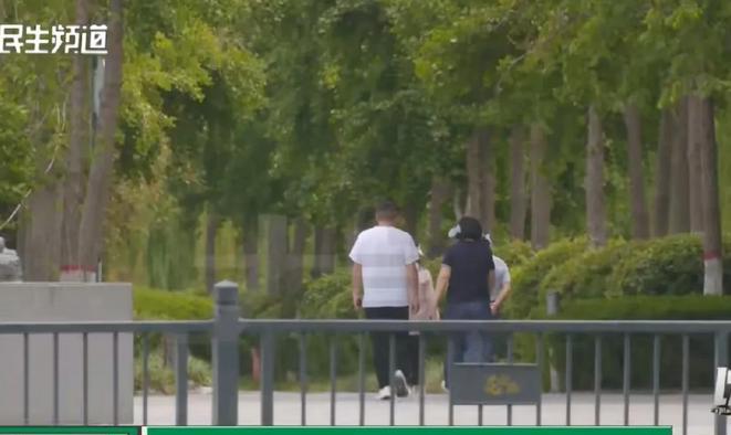 河南，一女子下班时，收到男同事发来的短信：“今晚你老公在家吗？想你了”，女子羞愤