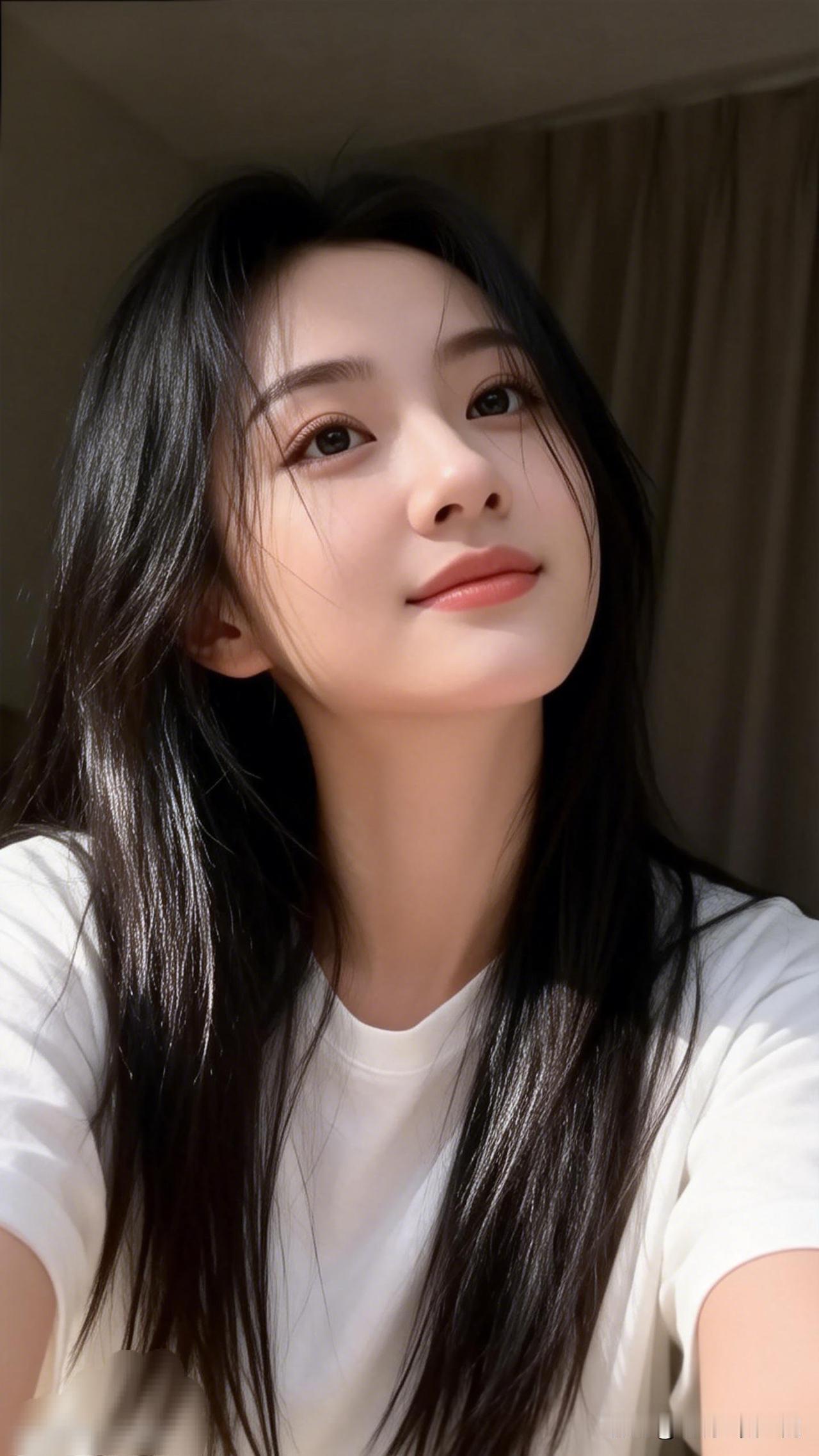 阳光洒落，少女微笑，美好时光定格。每日晒出最美照片