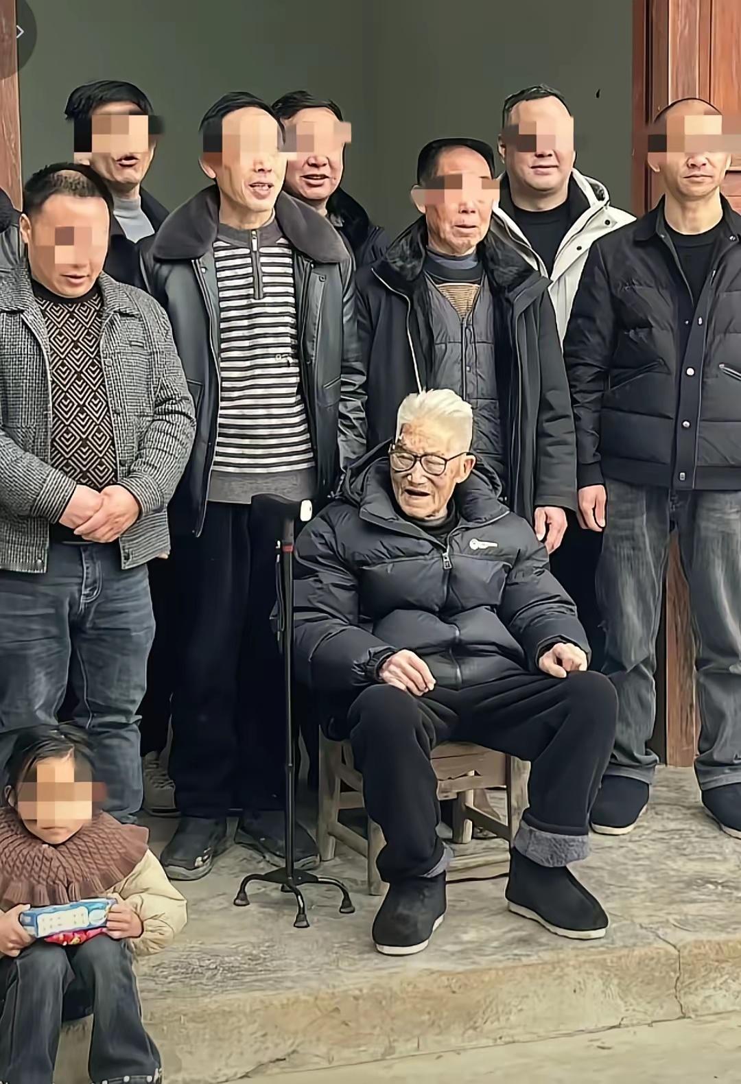 94岁老人除夕吃完团圆饭后离世，走的很安详，没有痛苦。