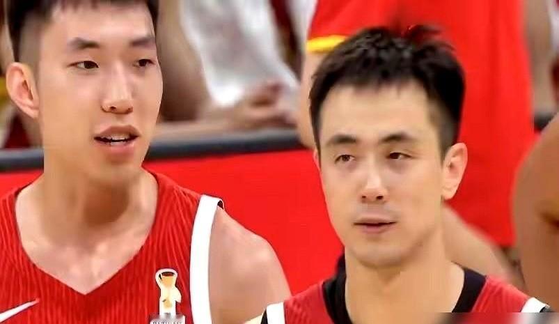 你敢信这家伙在场上只待了5分钟？赵继伟还在场上组织呢，替补席上来个小将，叫庞