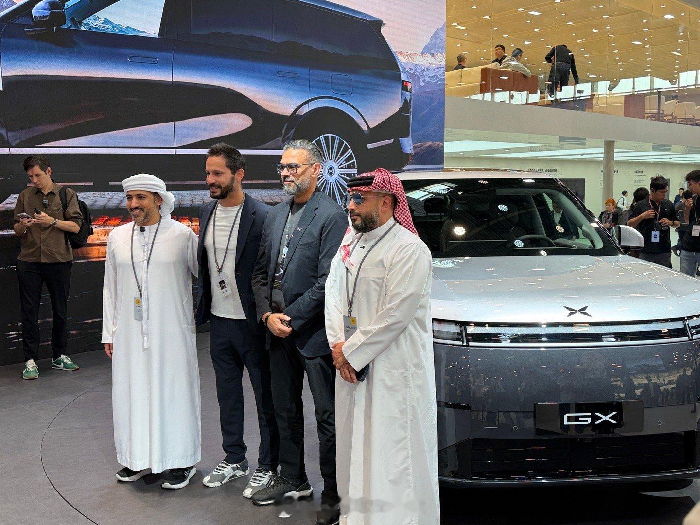 小鹏GX这台双拼色的很吸睛啊，等国际友人合影完赶紧走近看看GX双拼色的工艺，三