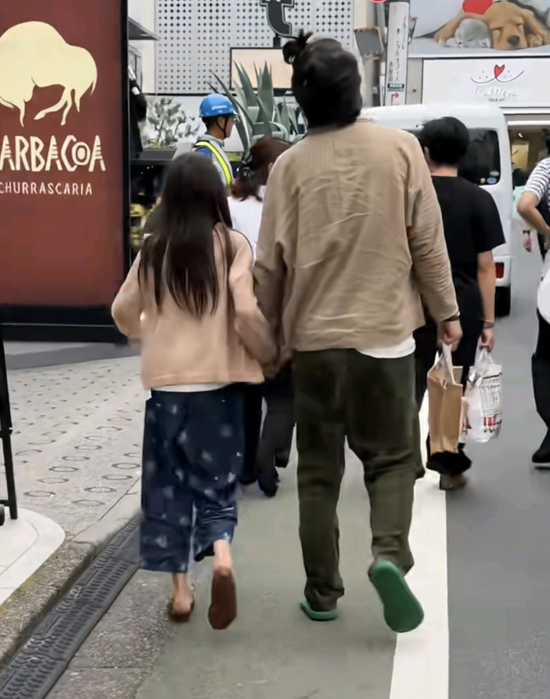 落差太大！陈冠希和9岁女儿日本逛街，打扮不修边幅，沧桑似流浪汉