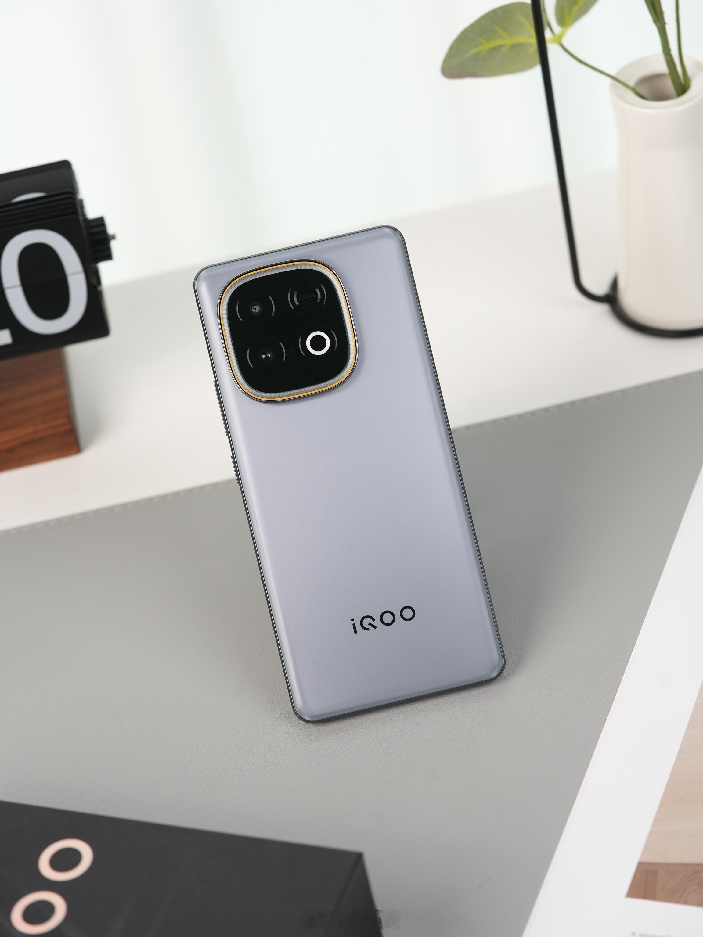 iQOOZ10Turbo+新配色极地灰挺高级的，镜头处新增一圈亮黄色的装饰，