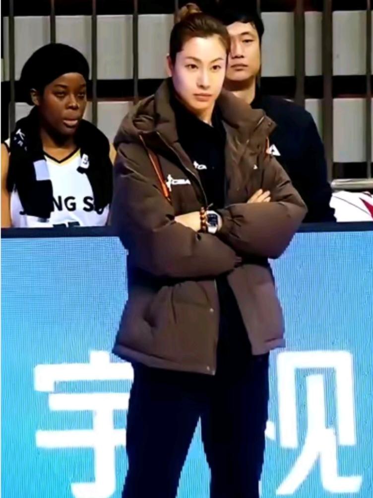 侄子指着电视上这个戴着大手表、大手串的美女问我是谁？我说她是咱女篮过去的主力后卫