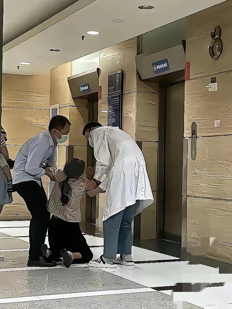 谁能想到，一场“洗澡”竟成了夺命导火索！邻居家孩子甲流退烧没两天，妈妈非要给娃洗