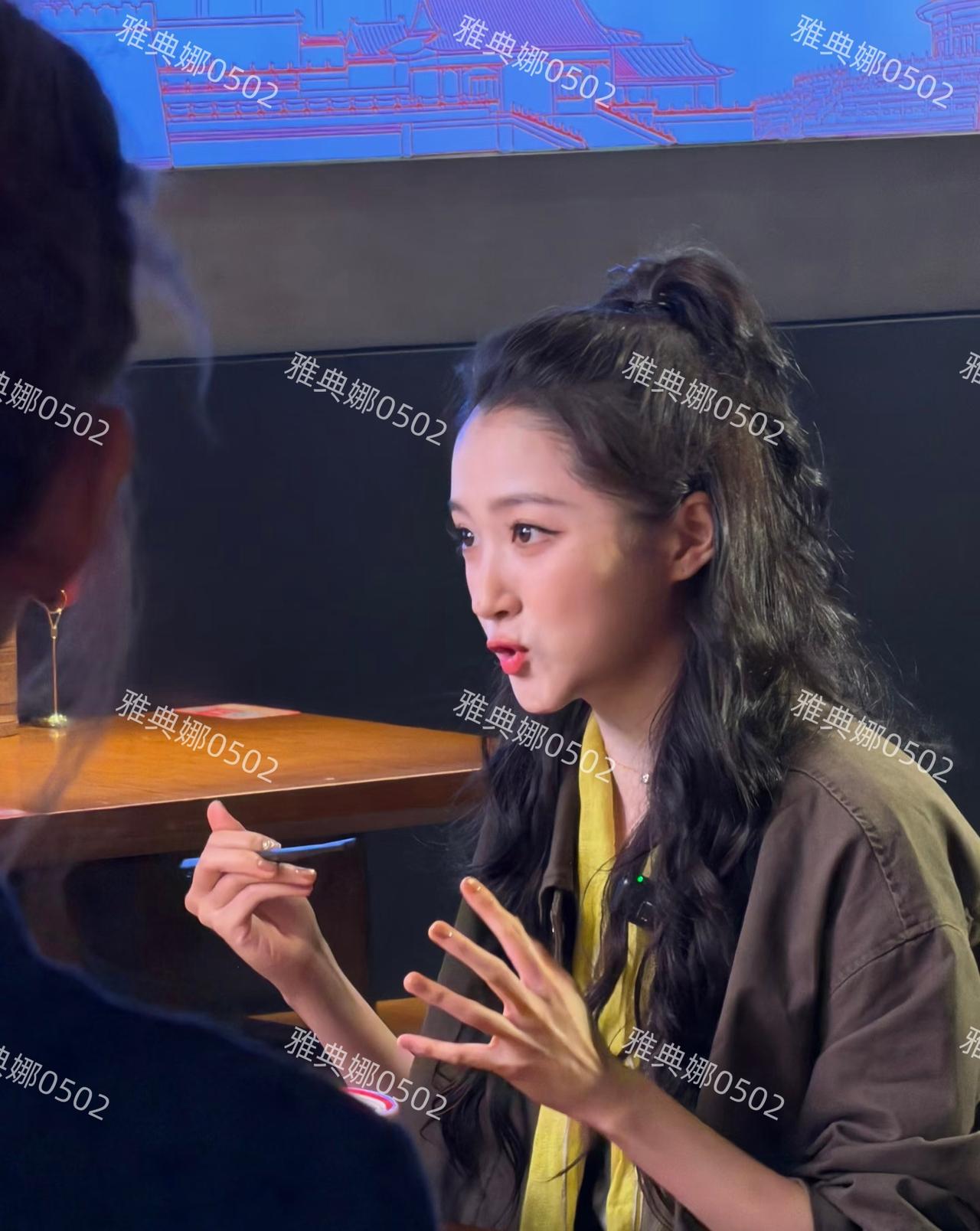 关晓彤是典型的北京大馋丫头，她虽然个子高但长得又老又小的，看到美食两眼放光很接