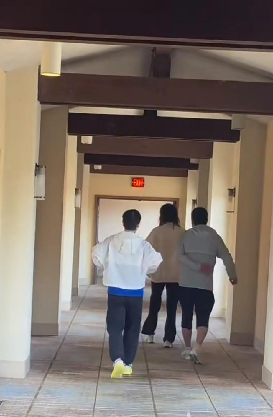 刷到莎莎和邱导，同步率直接拉满刷到孙颖莎和邱贻可教练赶路的背影，越看越有意