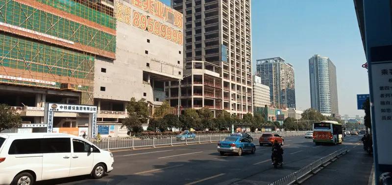 香港4名劫匪持刀抢10亿日元12月18日香港这起抢劫案太疯狂了！中环皇后大道中