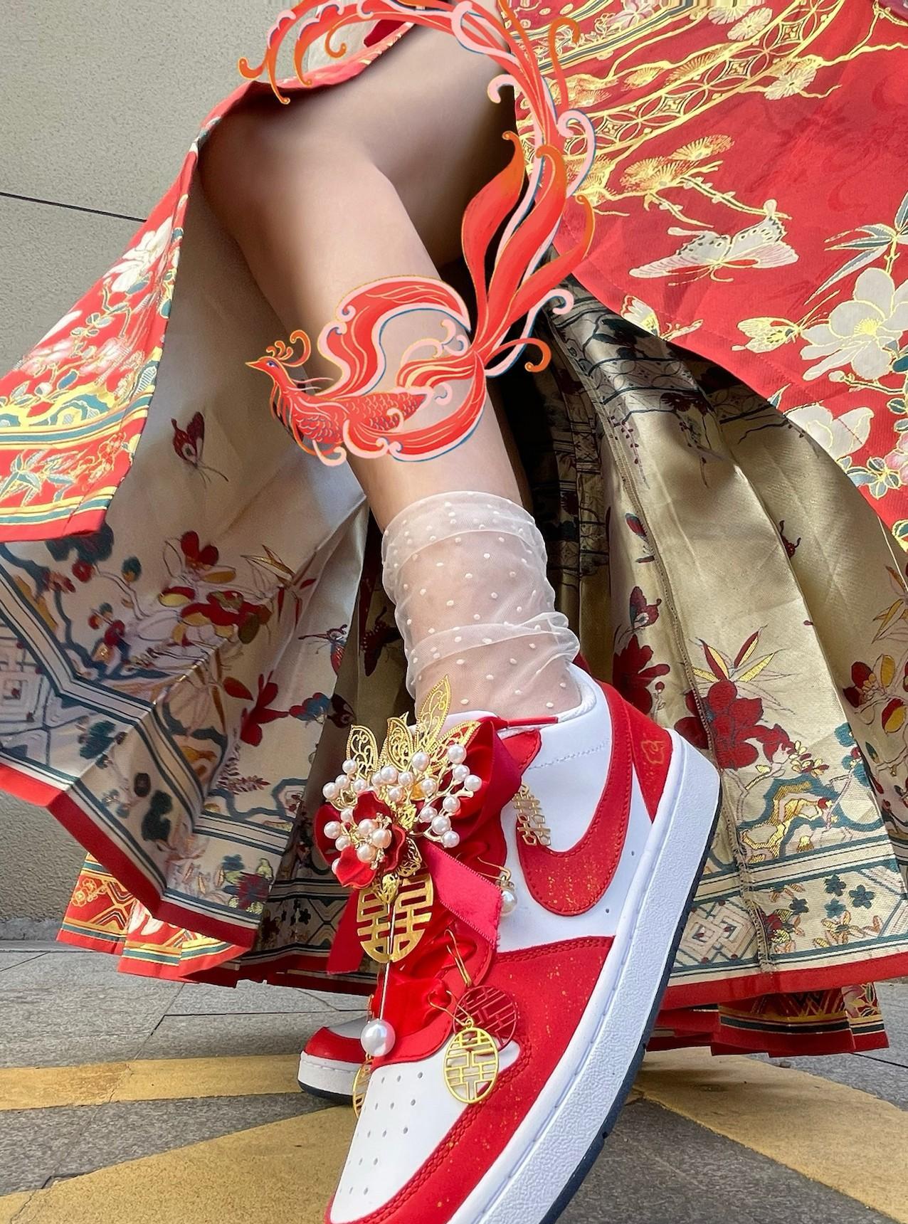 确实运动鞋穿在秀禾里是舒服多了婚礼已经够累了不想为难我的脚了[呲牙笑]有3-5