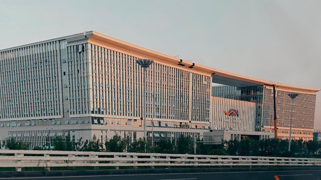 济南机场相关建设，传来新消息！近日，山航济南机场新总部基地正在进行内装，局部已