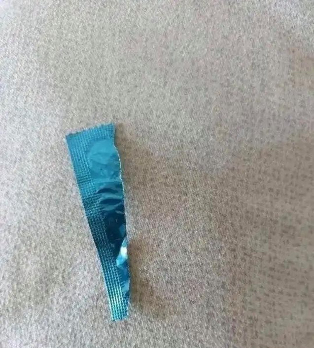 上夜班回来，包里的包装袋子被男朋友发现了