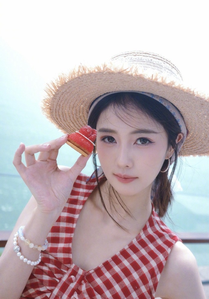 白鹿回应自己化妆：我技术有所提升吧，哈哈哈哈，化妆技术进步很大哦，坚持手搓真的很