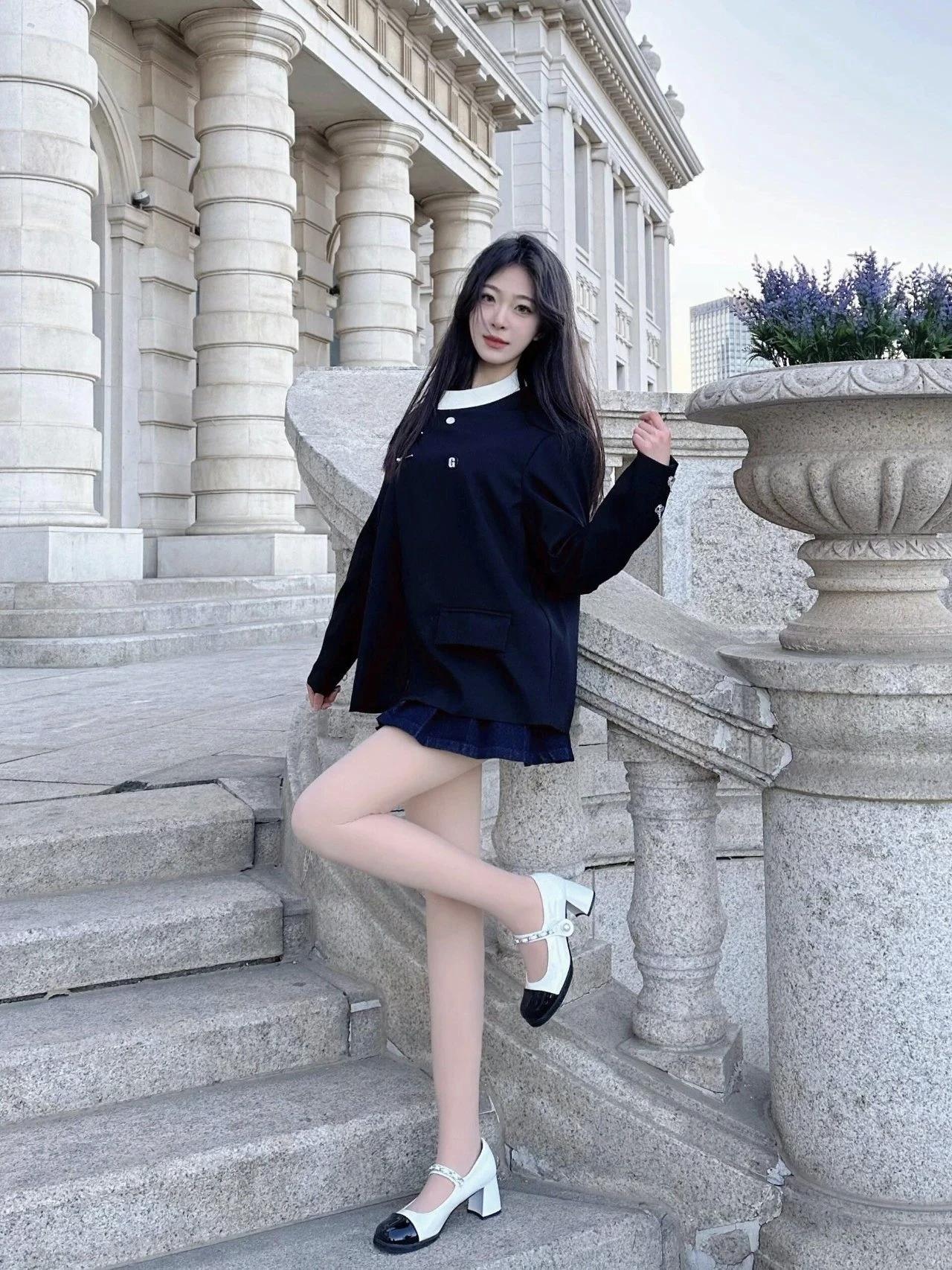 “百褶裙+玛丽珍”，大大方方的漂亮！通勤约会这样穿优雅又得体