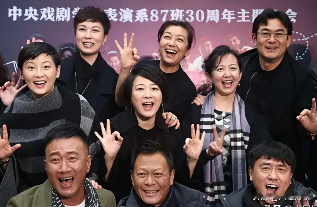 后面就认得出徐帆、江姗、陈小艺，前排左边是胡军，右边的是何冰，而中间这位是谁？妥