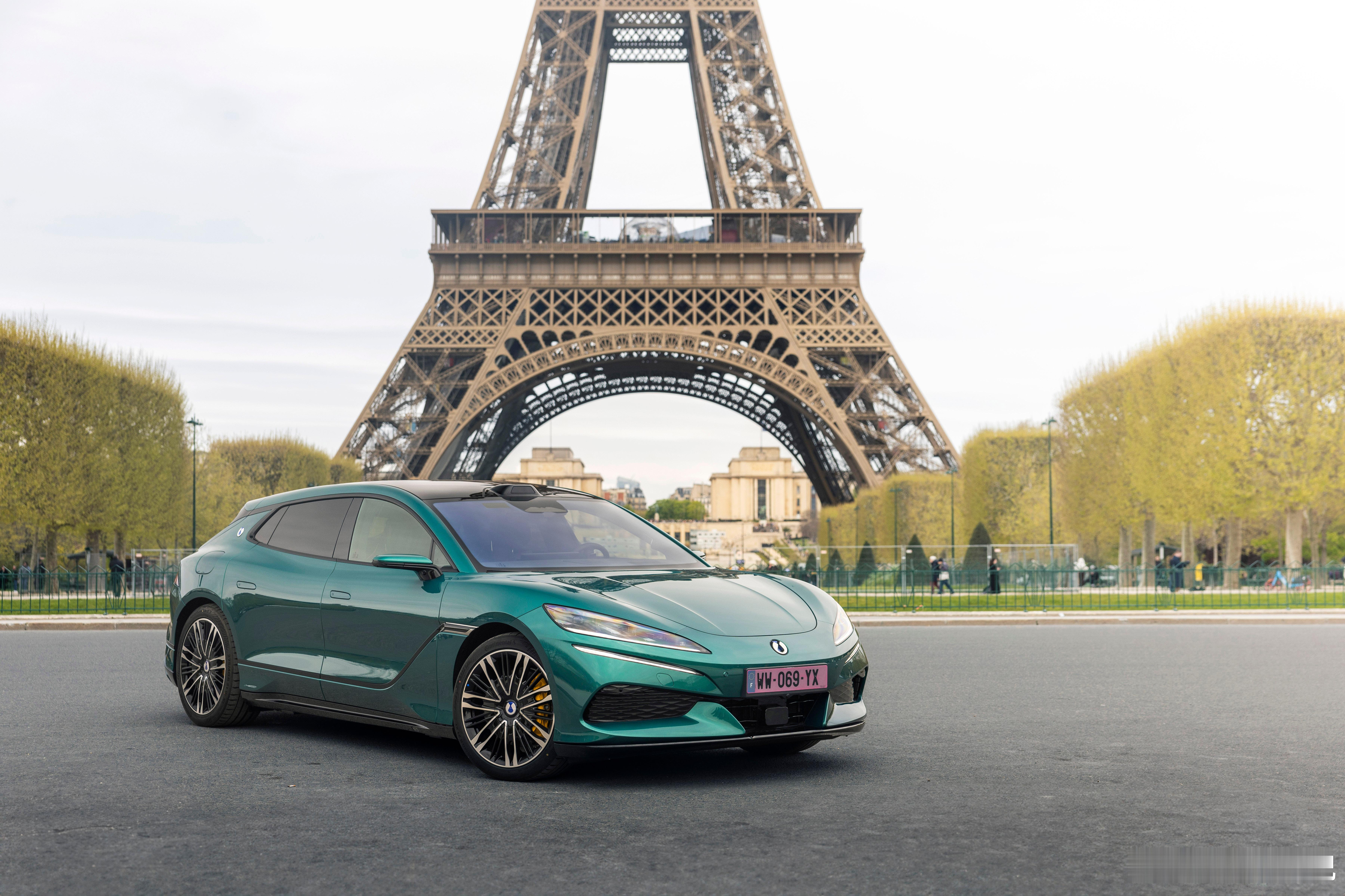 中国车开进了巴黎歌剧院当地时间2026年4月8日，比亚迪集团旗下高端新能源汽车