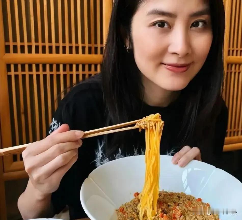 陈慧琳，到底该不该骂？近日，陈慧琳晒出的在上海的晚餐动态，瞬间登上热搜，引起