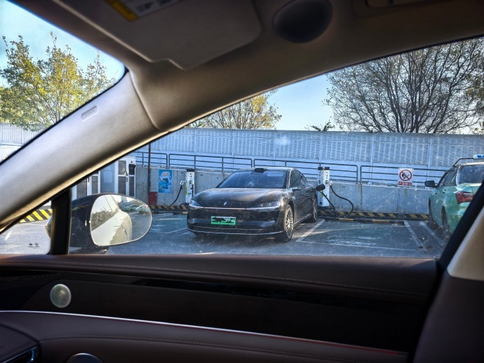 充电的时候，跟旁边的享界S9增程版车主聊了一下。他说它这车5月份提的，开了1.7