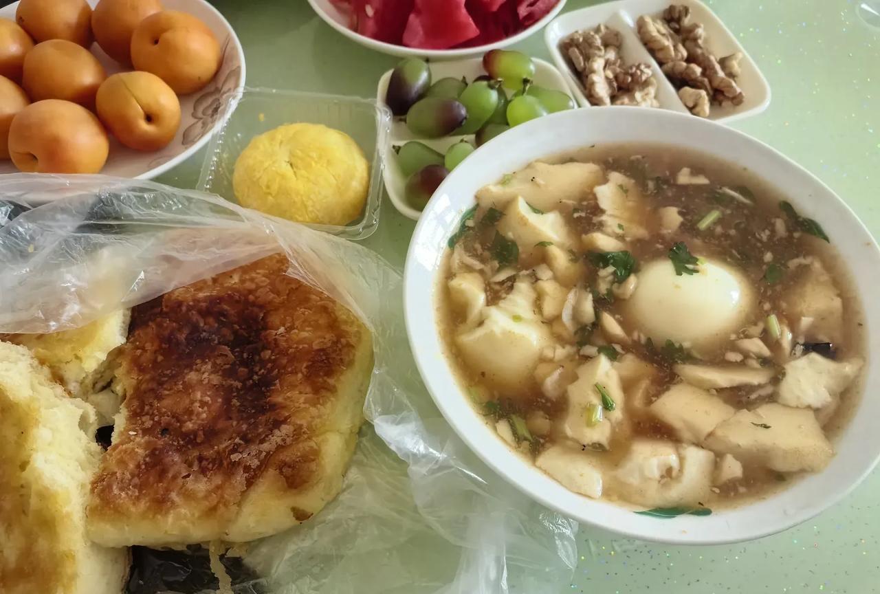老妈去早市，特意给我买的烧饼豆腐脑，咱东北人的早餐挚爱！一份豆腐脑两块钱，我俩一