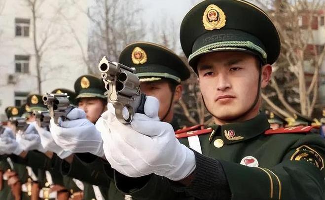 中国军队什么“级别”可以佩戴手枪？普通士兵基本不带手枪，但军官不一样，一般来说，