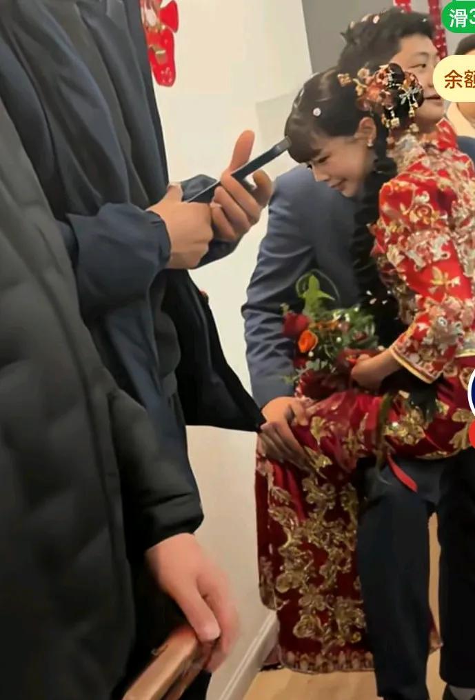 新郎着急娶媳妇进门，结果时间还没到，只能在门口等，新郎这体格子，抱着这娇小的妻