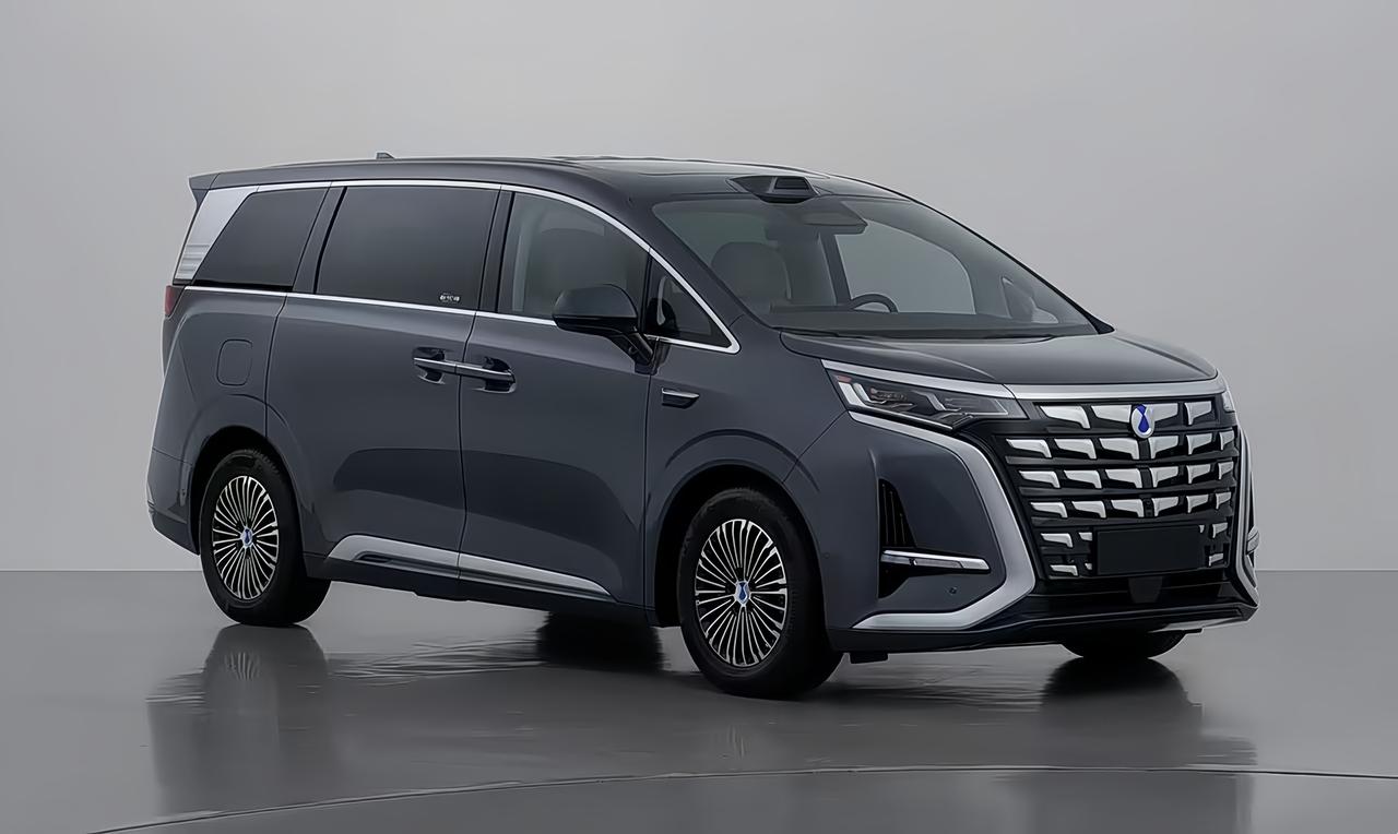 💬我先说句实话，新款腾势D9这套外观属于“更稳更贵气”了，尤其前脸镀铬和整车