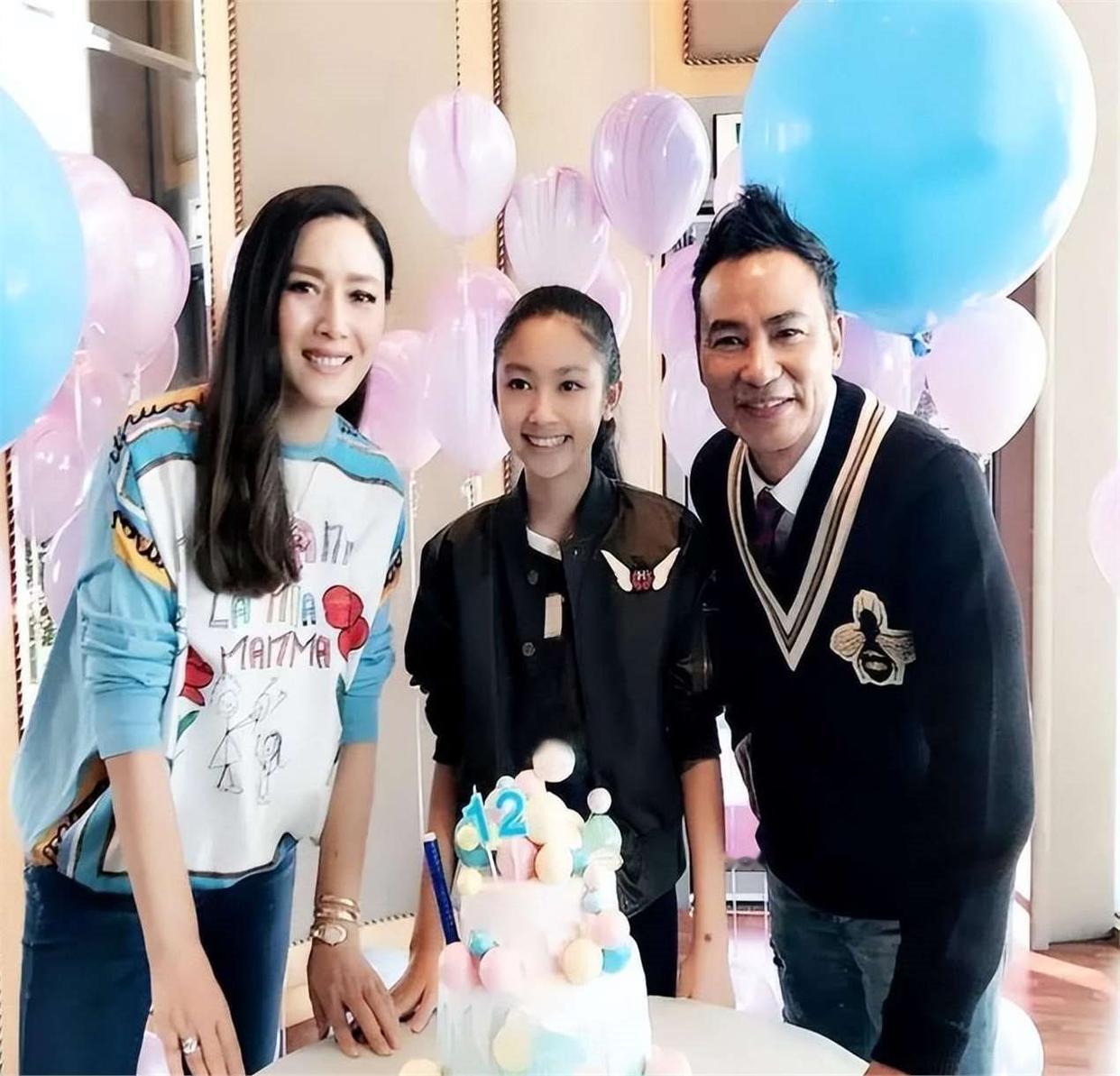 2003年，丁克8年的琦琦，突然违反了“不生孩子、不买房、不吵架”的协议，肚子上