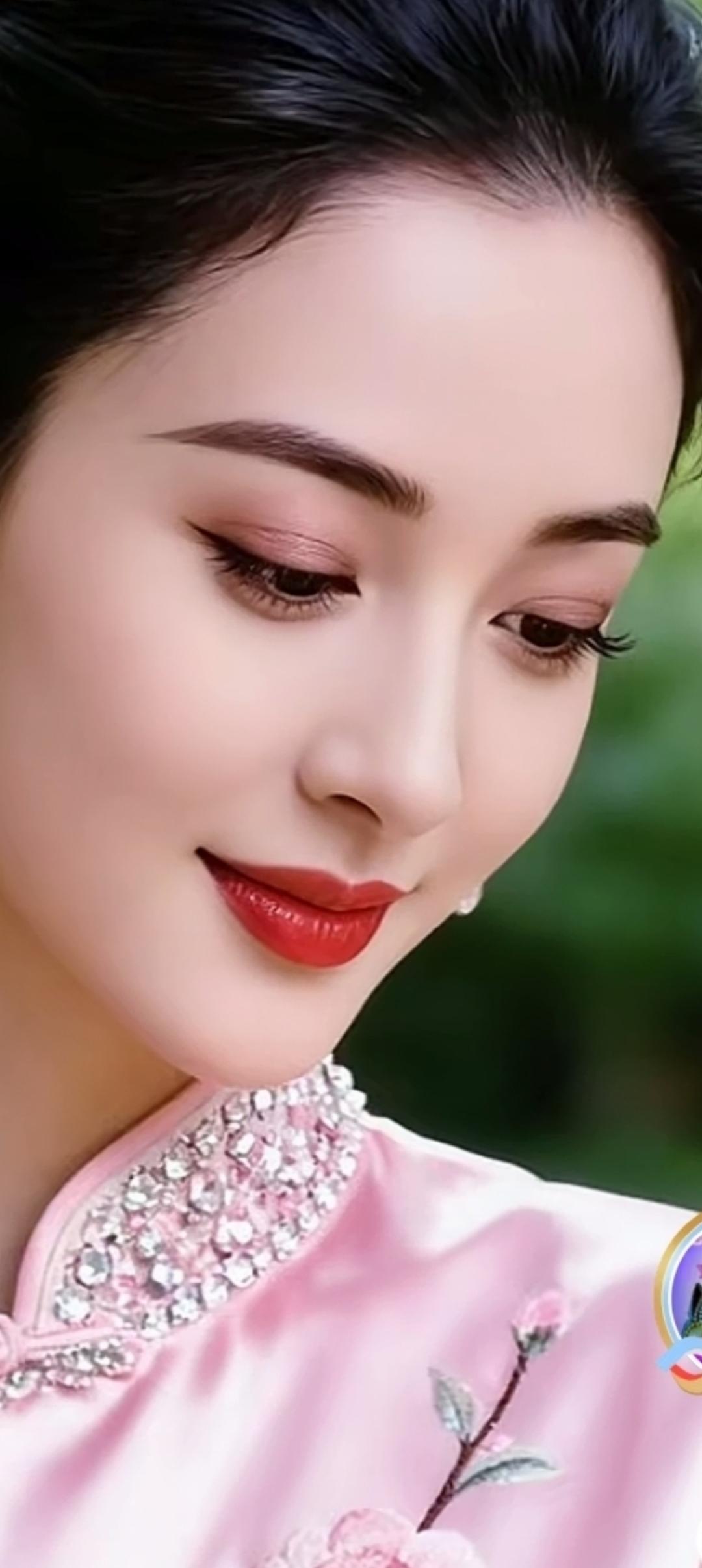 温婉优雅的古典美人，粉色旗袍尽显东方韵味。