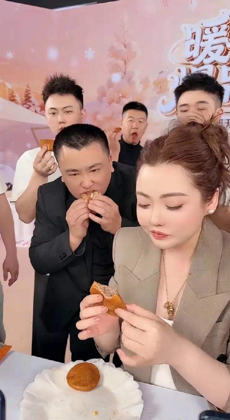 别再偷偷翻他手机了，这是最笨的办法。真有事，聊天记录早就清空了，相册也早就加密