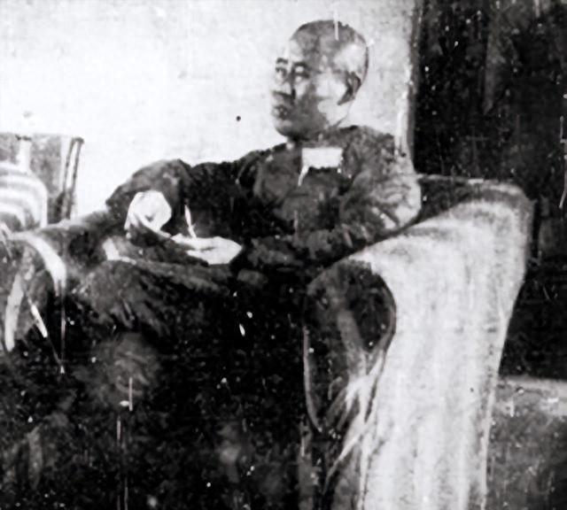 1948年，国军的一名伙夫和大部队走散了，被解放军拦下。解放军看他年纪大