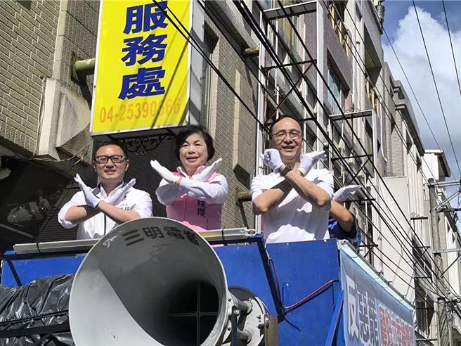 国民党主席朱立伦今日下午特地南下台中，陪同杨琼璎反恶罢车队扫街，沿潭子主要干道绕