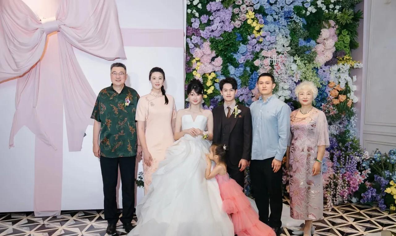 惠若琪妹妹大婚晒全家福。姐夫和妹夫真的好像啊，像是失散多年的兄弟以另一种方式相遇