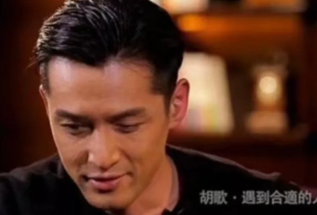 2014年，林依晨给胡歌打电话：“你有空能来参加我的婚礼吗？”胡歌楞了几秒钟，回