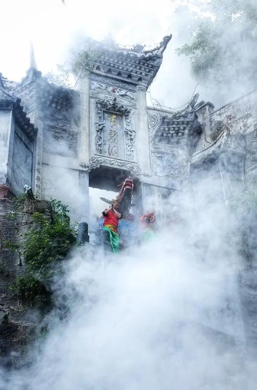 岁岁风调雨顺，请赐下联