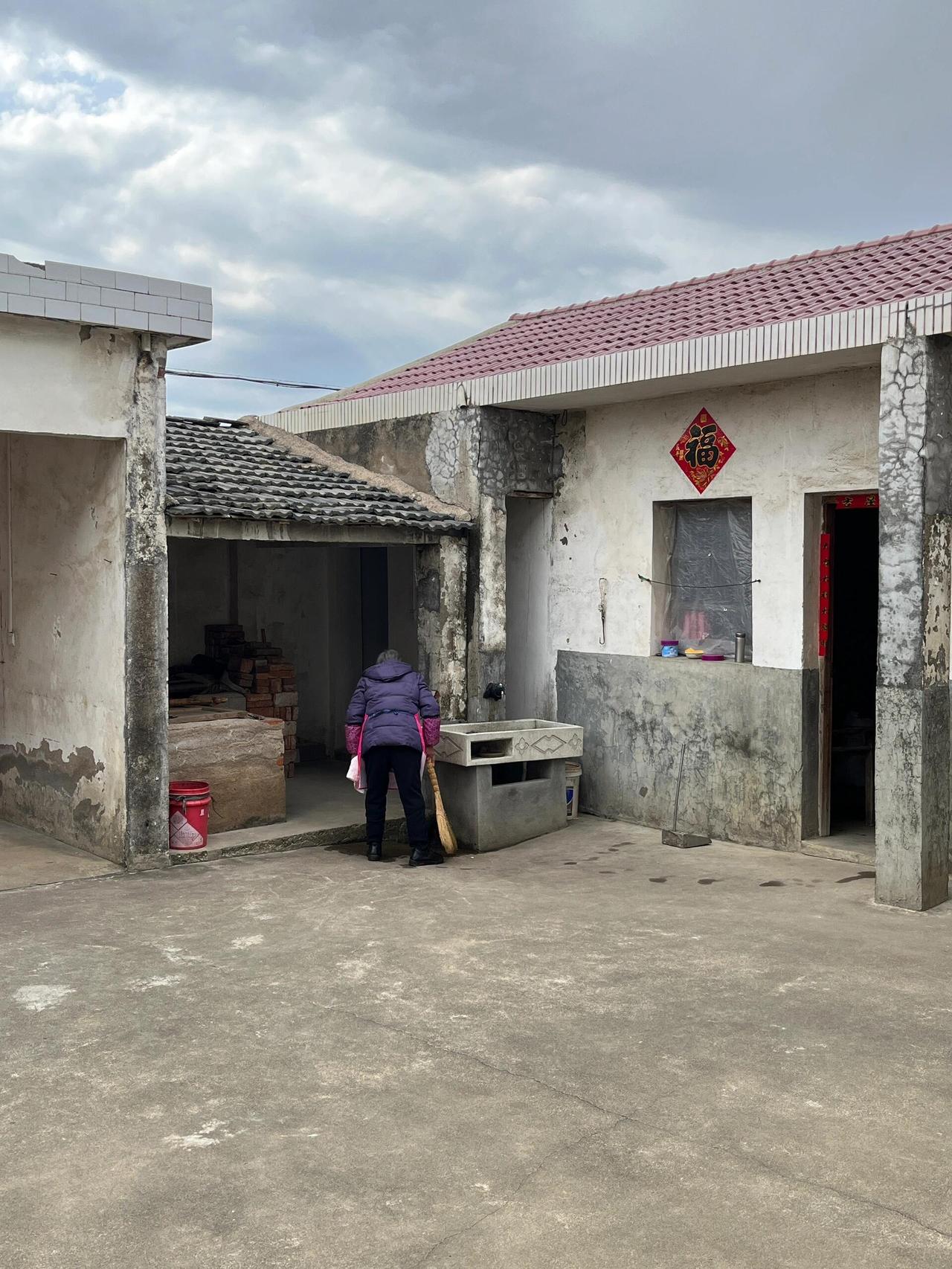 其实，懒和穷真的是两码事，前不久，安徽六安一位女生晒出奶奶农村的老家——土坯房，