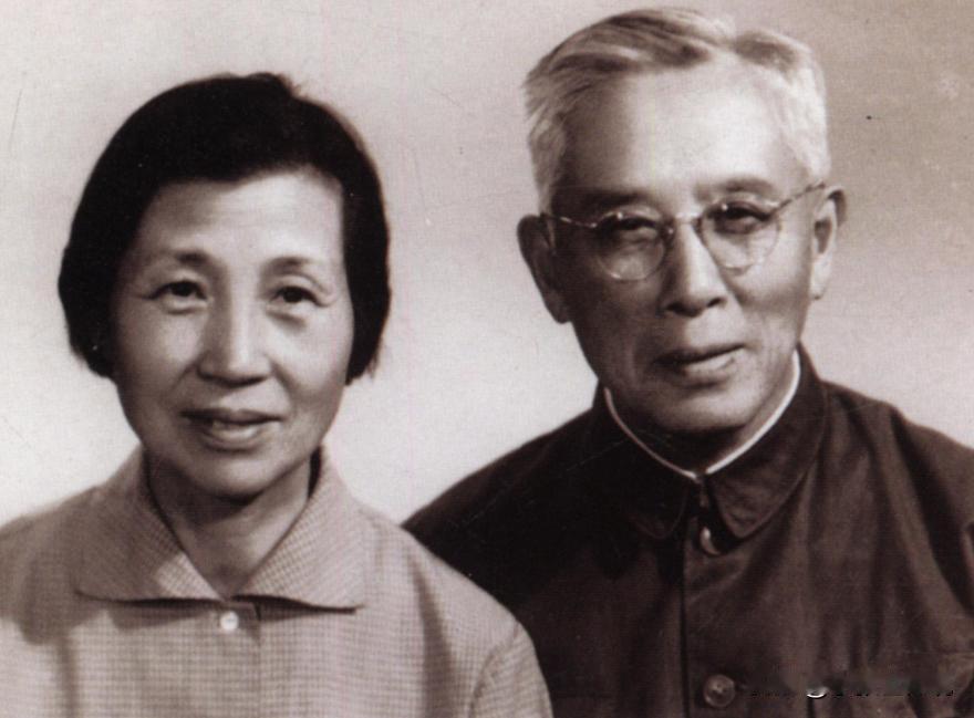 1993年，91岁高龄的周培源在散步后感到些许疲惫，他依照像往常一样，贴近妻子的