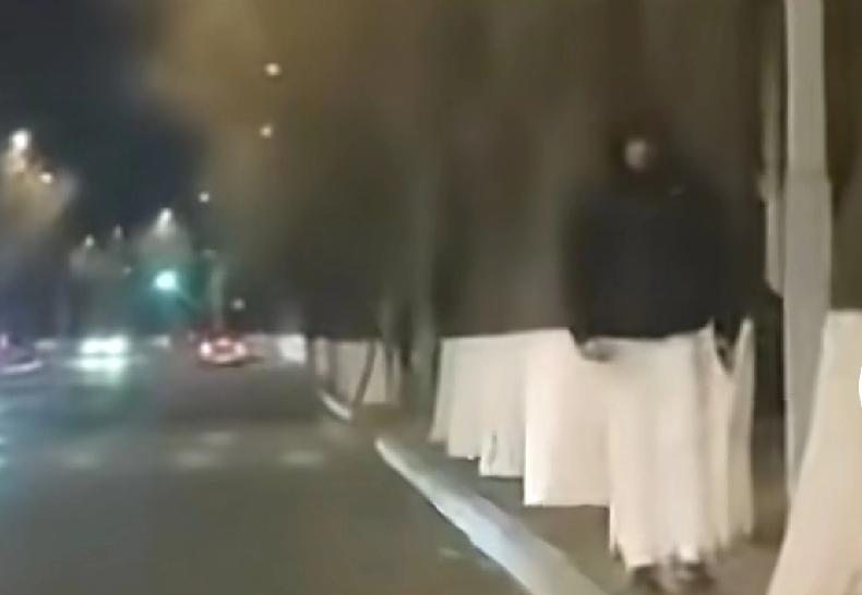 吉林一位男子接到一个朋友电话，说要出去吃饭，于是就下楼在一个树林旁边等待，可是等