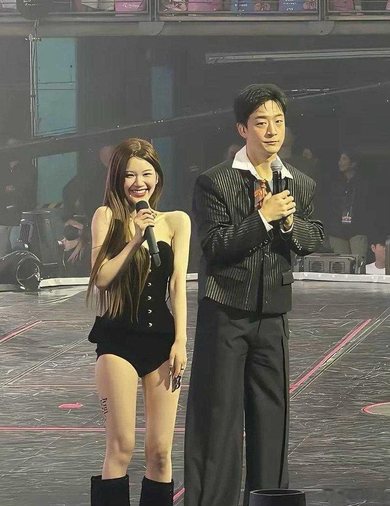 我还是觉得赵露思胖一点好看，你们觉得呢？​​​