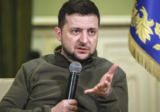 一位美国专家一句话将泽连斯基的体面撕了下来！俄乌战争持续到了今天，真正导致俄乌战