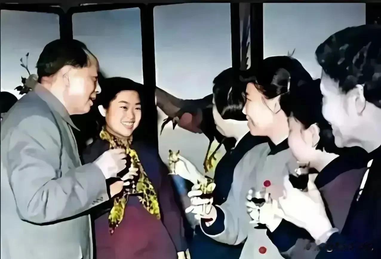 既是伟大的领袖，也是慈祥的父亲，1958年8月29日，毛主席在中南海为李敏、孔令