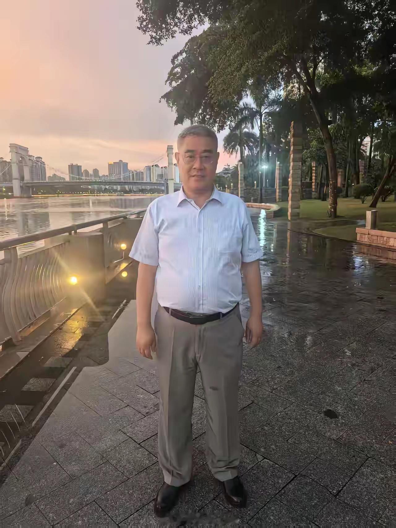 赛格商场坠楼男子生前好友发声5月还坐在座谈会上介绍发展规划，两个月后，赵贵和他的