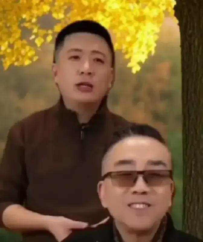 杨议在直播间红着眼骂“白眼狼”，屏幕那头的天津观众一下就听懂了。老爷子一辈子说