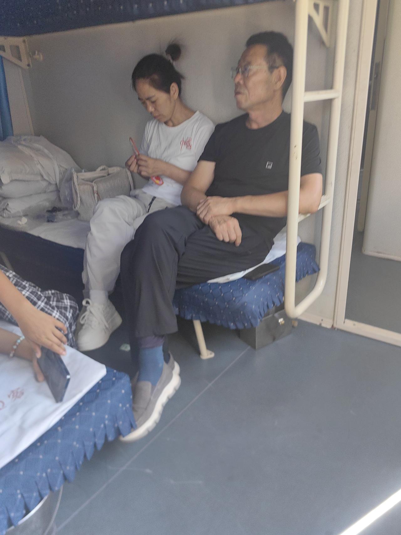 这两人啥关系啊，为啥女的打电话的时候还“嘘”，让这个老头闭嘴，听他俩聊天也不是在