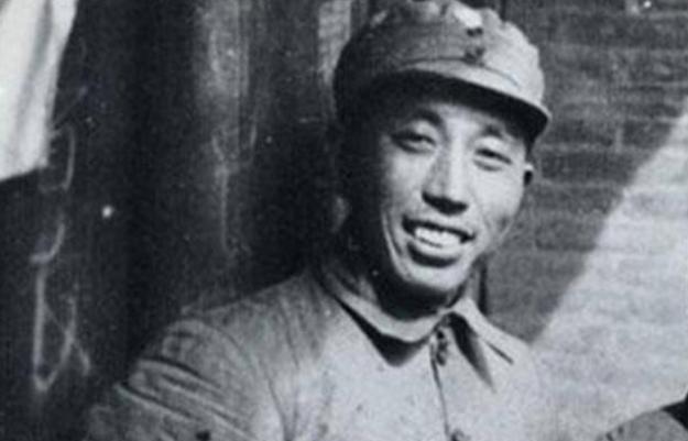 1950年，一个穿着破烂的妇女带着女儿到北京饭店，母亲畏缩不前，几乎不敢抬头，小