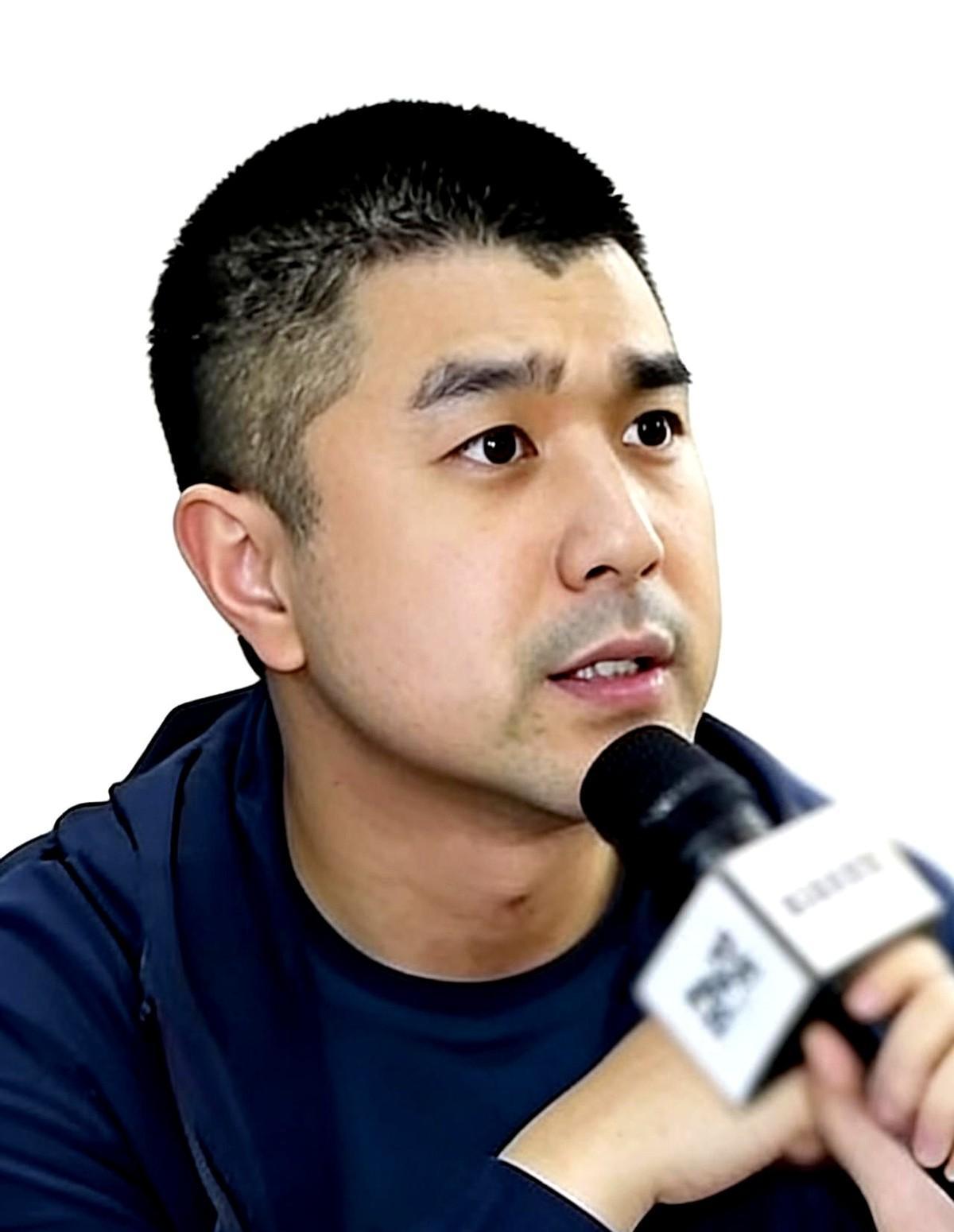 凌晨三点，你躺在别墅的泳池边刷手机，账户里的利息够你花十辈子。但明天，你得钻进