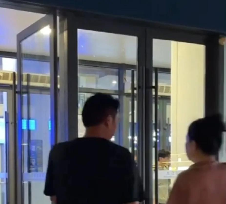 许妈姚爸再次踏上京北列车。深夜列车上的母亲：5年奔波未停，她要的真相何时能来？