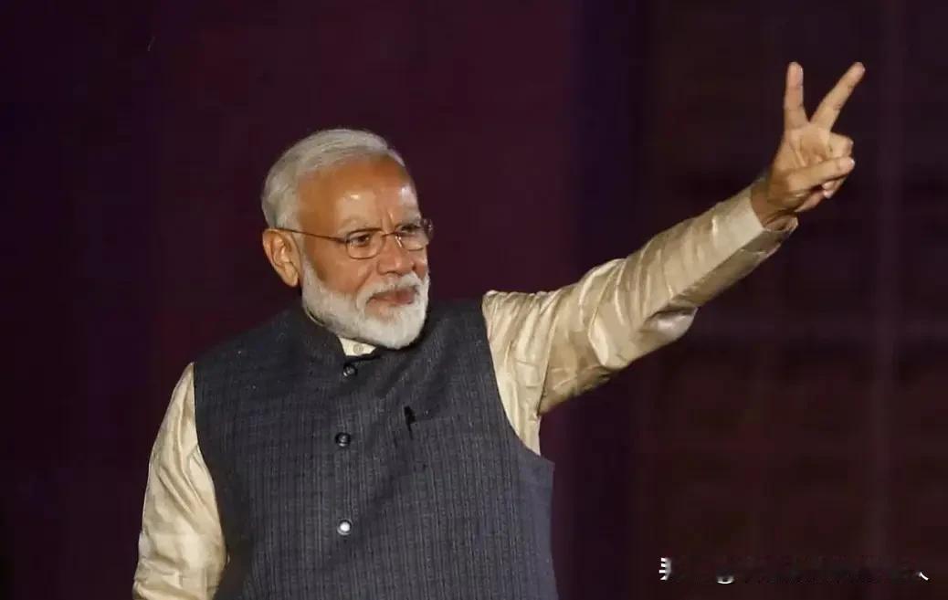 印度人笑了，笑得很大声，因为他们第一个收到了邀请函。但莫迪可能还没反应过来，这哪