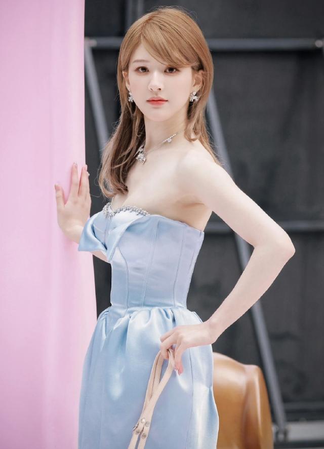 赵露思出席服装品牌活动还带了小狗狗戴了项链，穿着裙子，原本是给品牌站台，现在变
