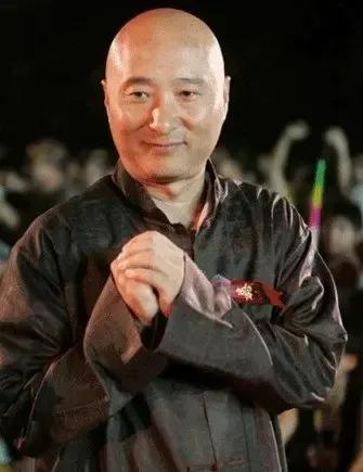 说到票房，陈佩斯的眼神是慌乱的、不自信的。甚至朱时茂也没有底气，他认为现在看电影