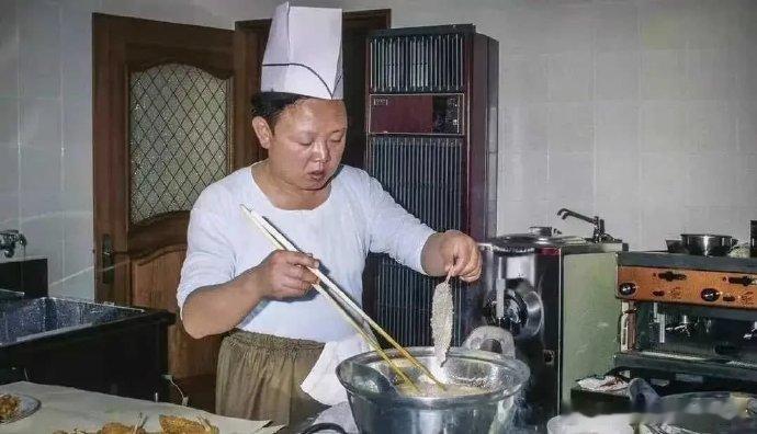 70年代，制作炸肉排或者炸虾的金正日