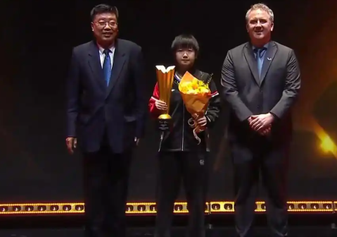 大家注意到一个细节了吗？北京大满贯女单颁奖礼后，孙颖莎和王曼昱握手表示祝贺，并